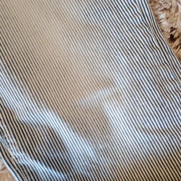 Blue and white striped Levi's capris - Picture 2 of 11